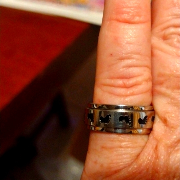 Source Unknown Jewelry - Spinner Ring with bare foot imprints in a Size 6